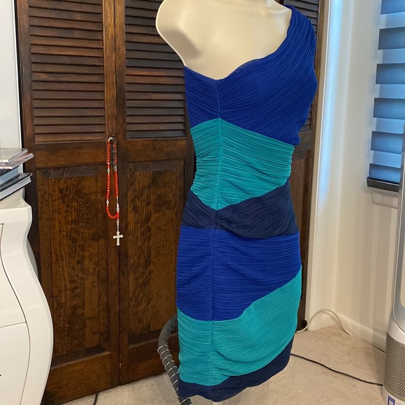 BCBGMAXAZRIA Size XS one shoulder cocktail dress. Used once. Colors are vibrant - Picture 3 of 12